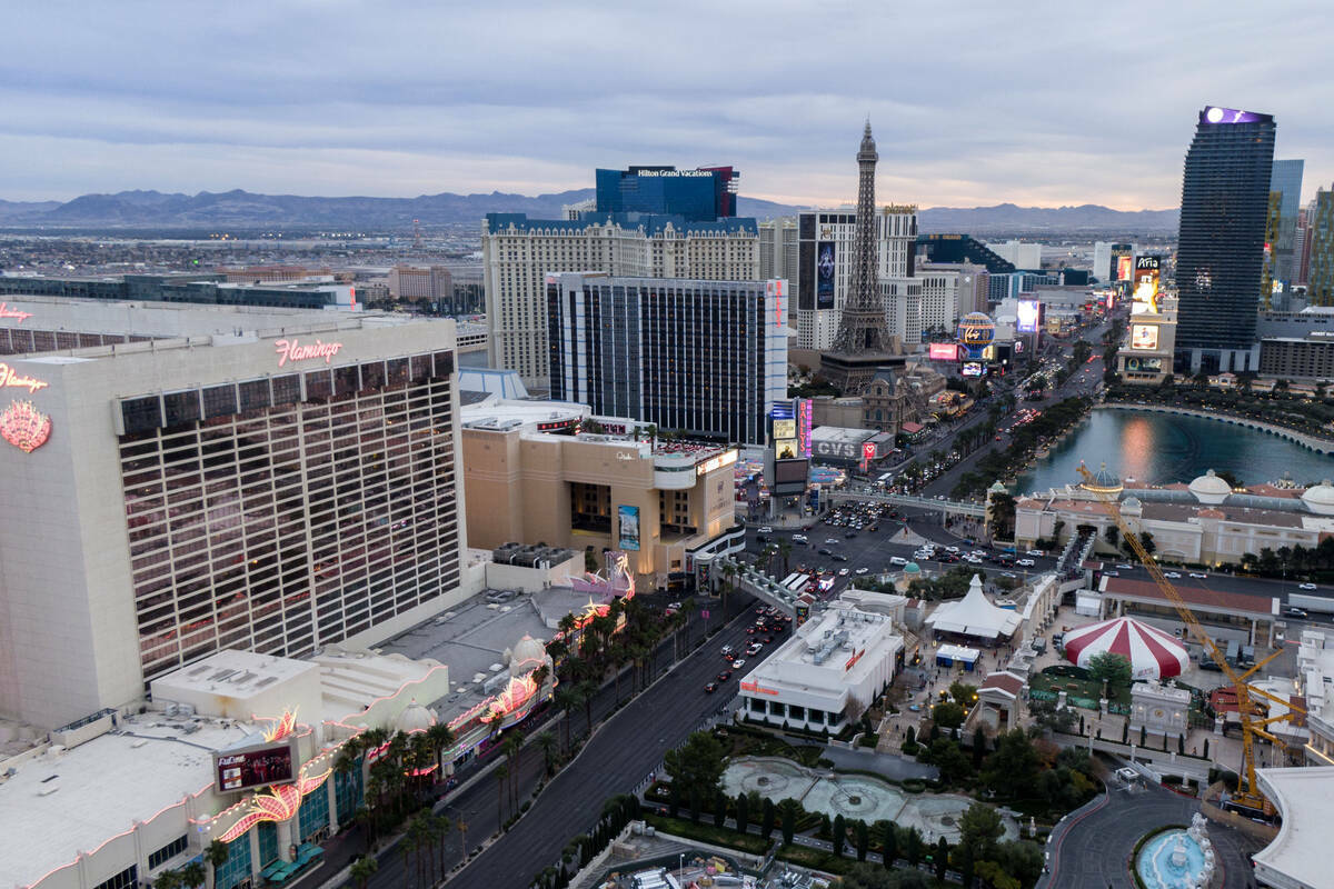 Vista aérea hacia el sur del Strip de Las Vegas al atardecer del lunes 6 de diciembre de 2021. ...