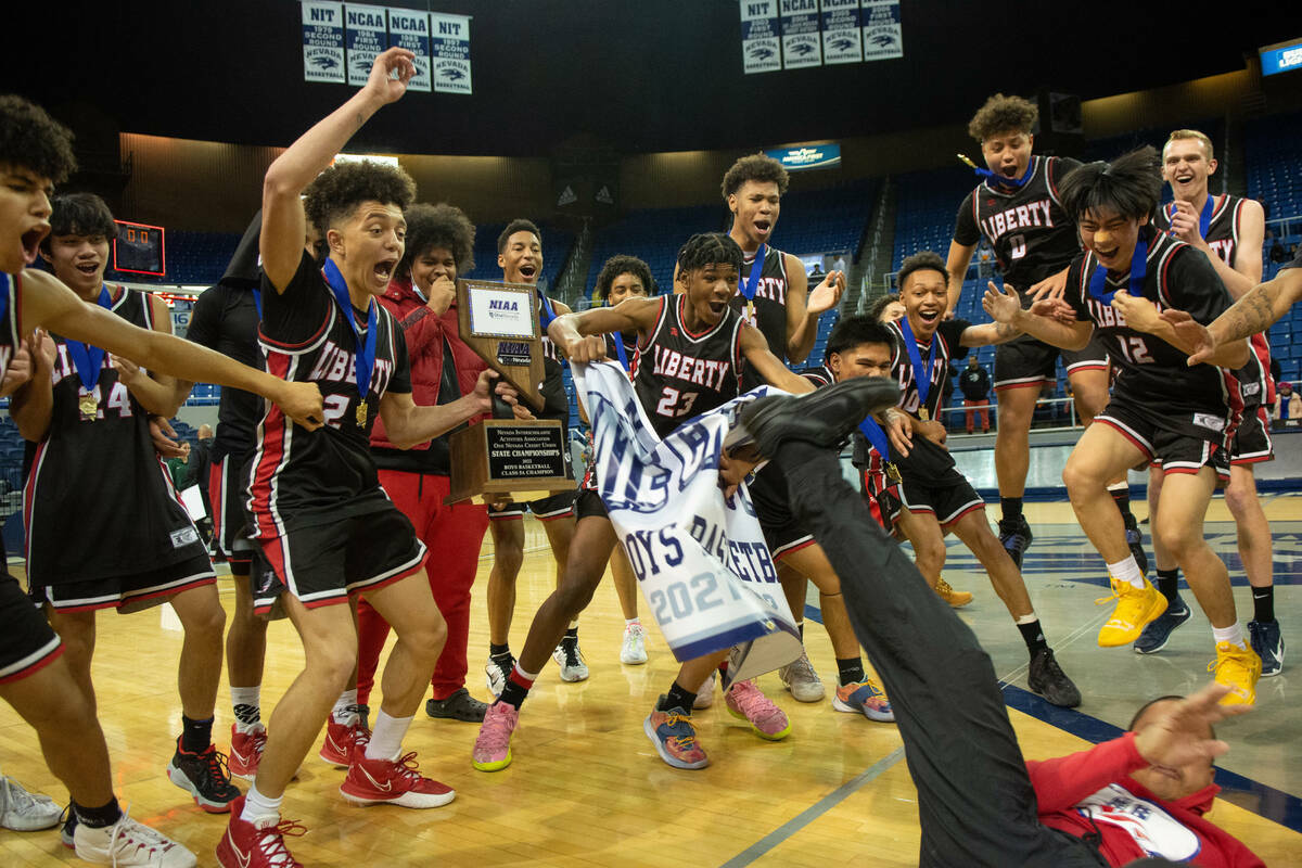 Liberty High School celebra su victoria sobre Bishop Gorman en el partido del campeonato estata ...