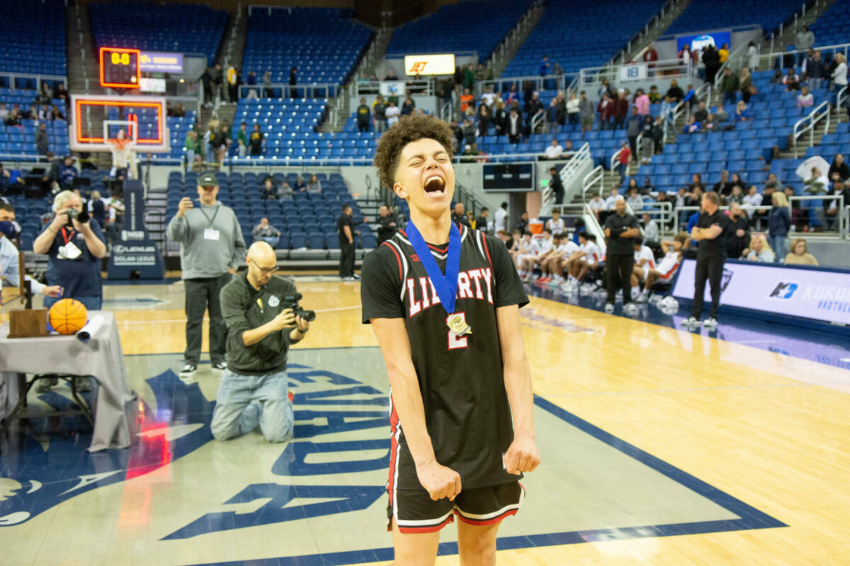 Kristaps Kambala de Liberty celebra tras vencer a Bishop Gorman en el partido del campeonato es ...