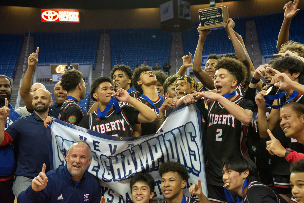 Liberty High School celebra su victoria sobre Bishop Gorman en el partido del campeonato estata ...