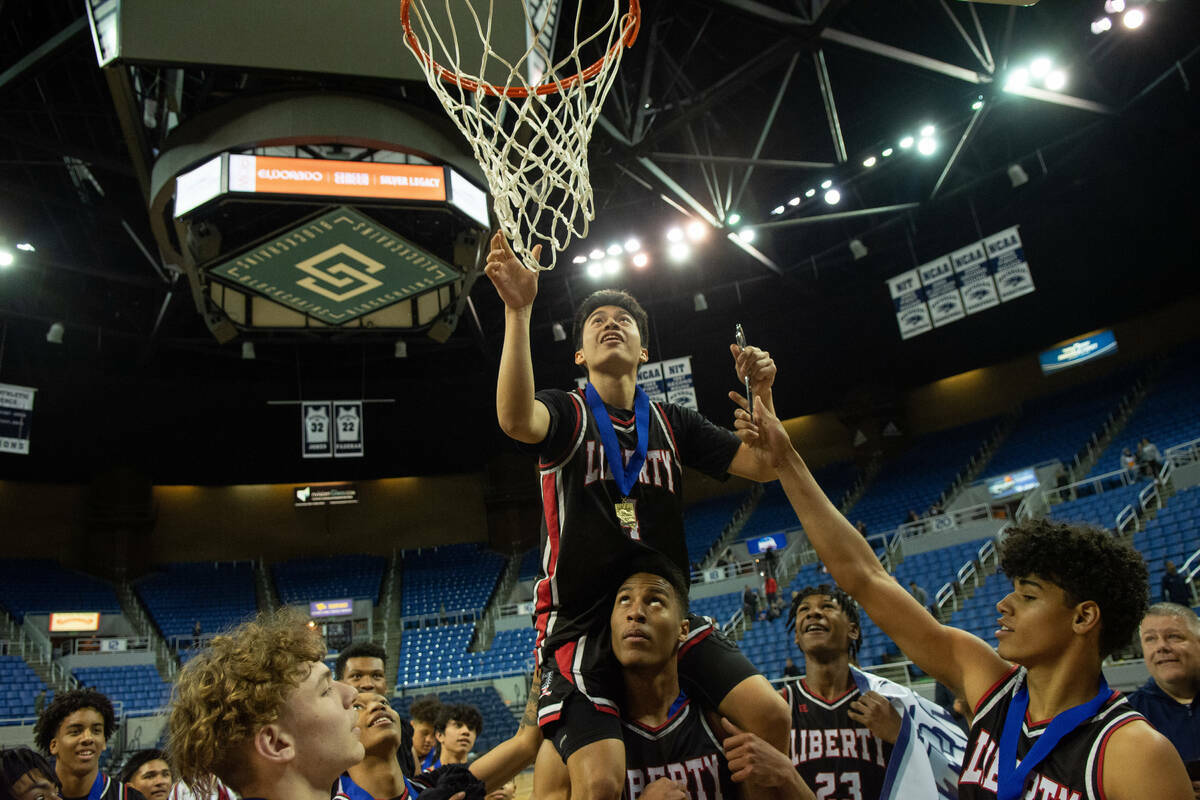 Noah Madrid, de Liberty, corta la red en el Lawlor Events Center tras su victoria en el campeon ...