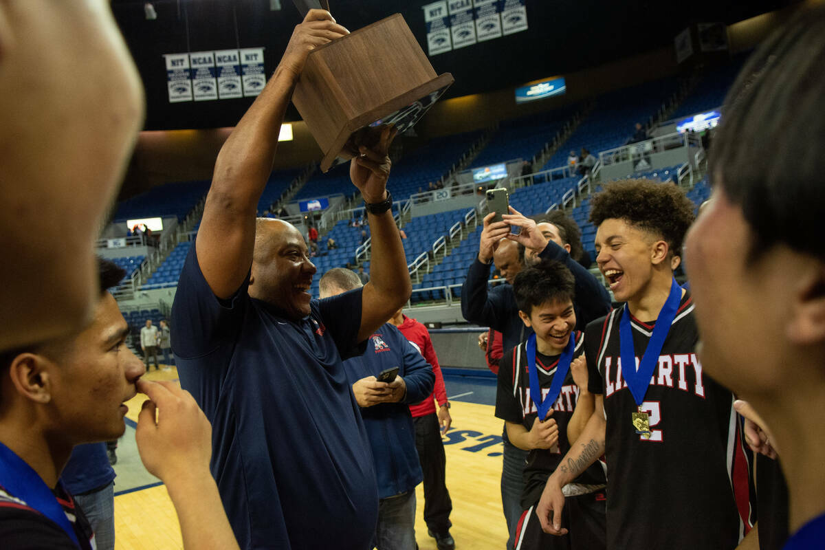 El entrenador de Liberty High School, Kevin Soares, celebra la victoria de su equipo sobre Bish ...