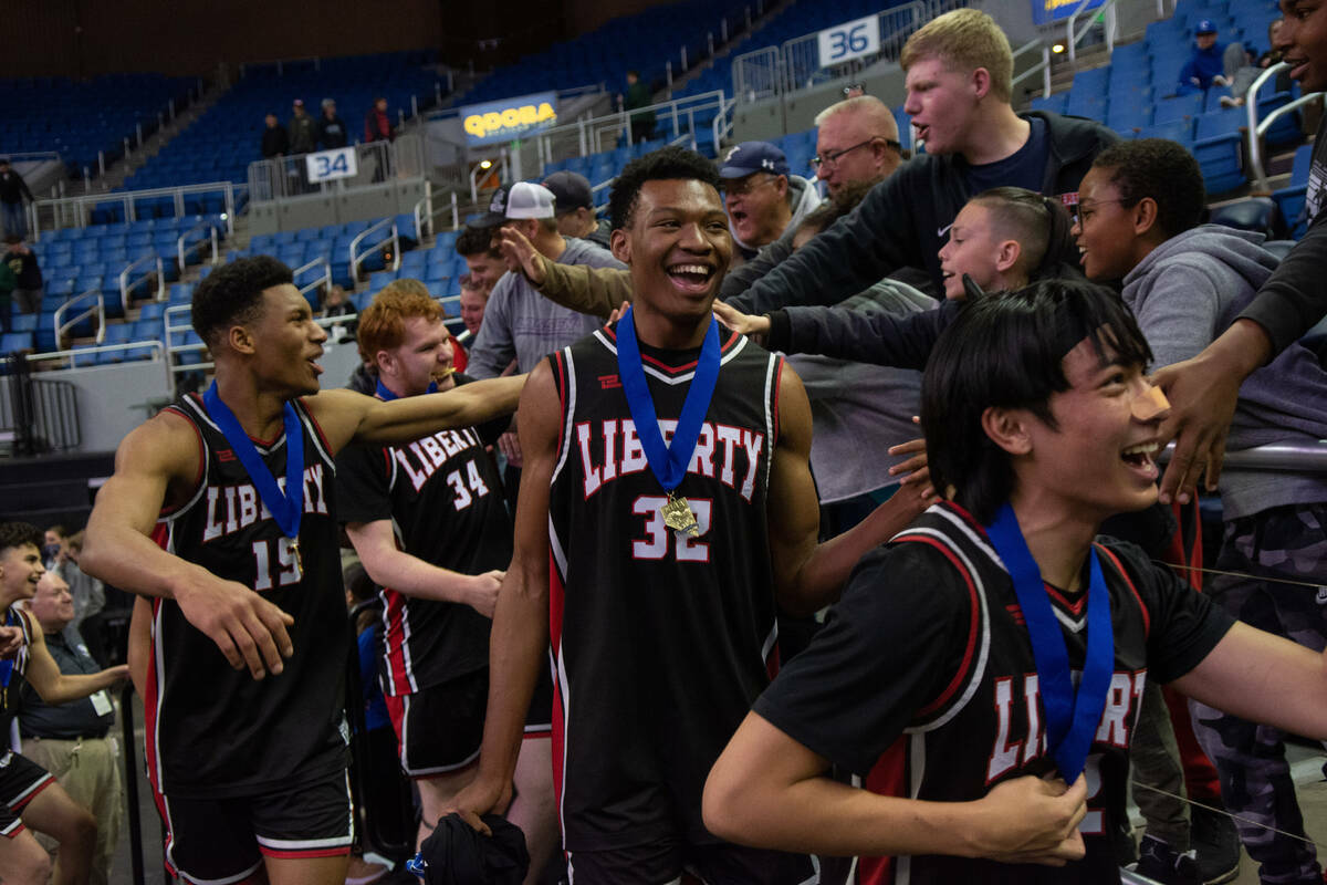 Liberty High School celebra su victoria sobre Bishop Gorman en el partido del campeonato estata ...