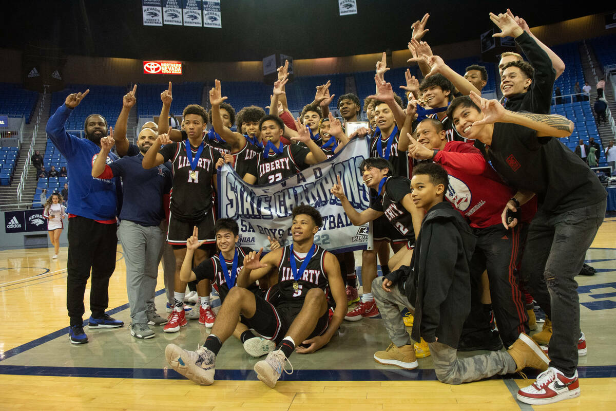 Liberty High School celebra su victoria sobre Bishop Gorman en el partido del campeonato estata ...