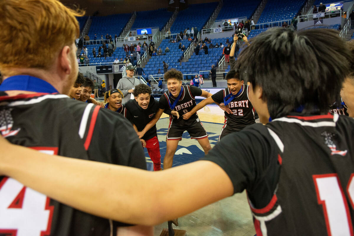 Liberty High School celebra su victoria sobre Bishop Gorman en el partido del campeonato estata ...