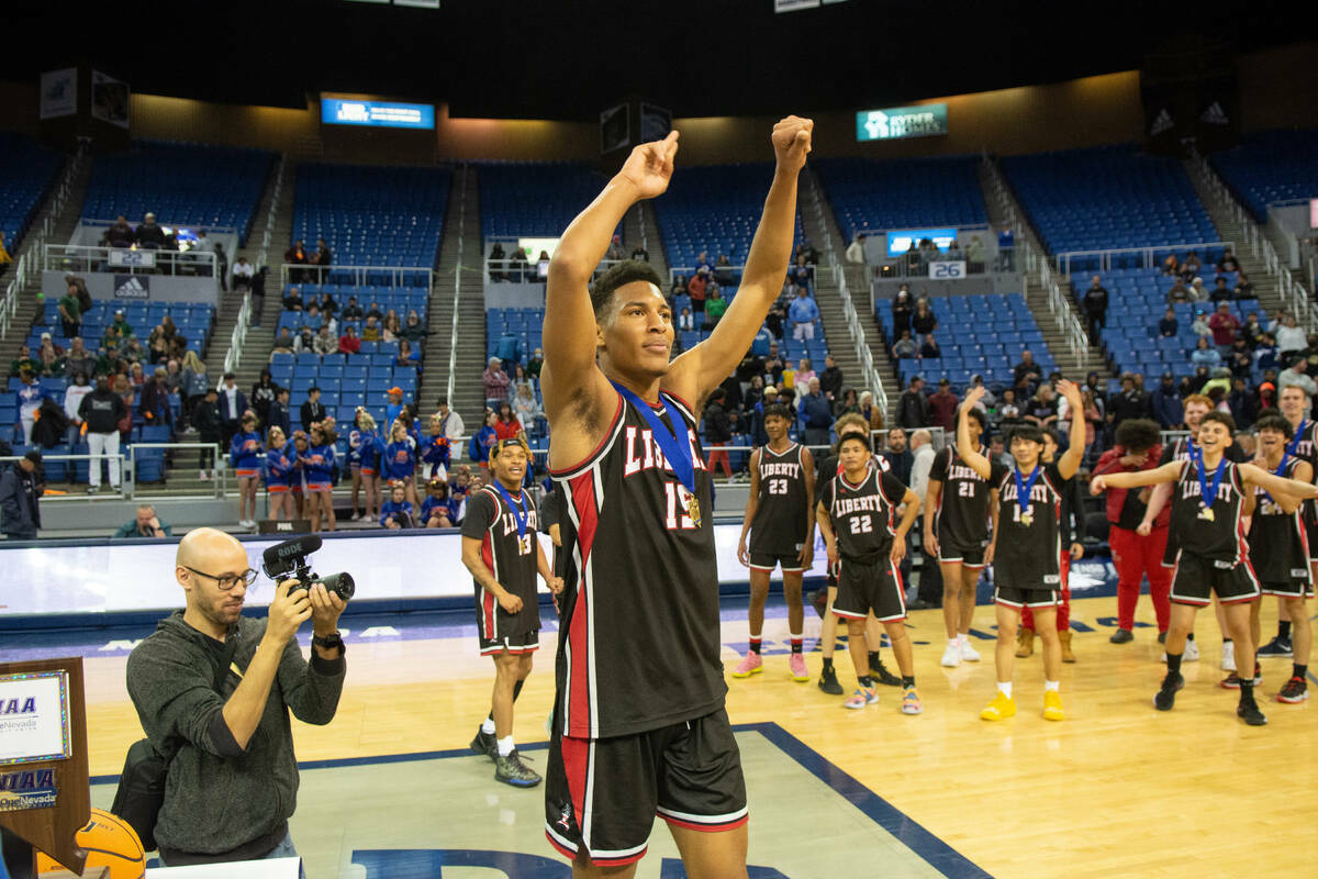 KAaron Price, de Liberty, celebra tras vencer a Bishop Gorman en el partido del campeonato esta ...