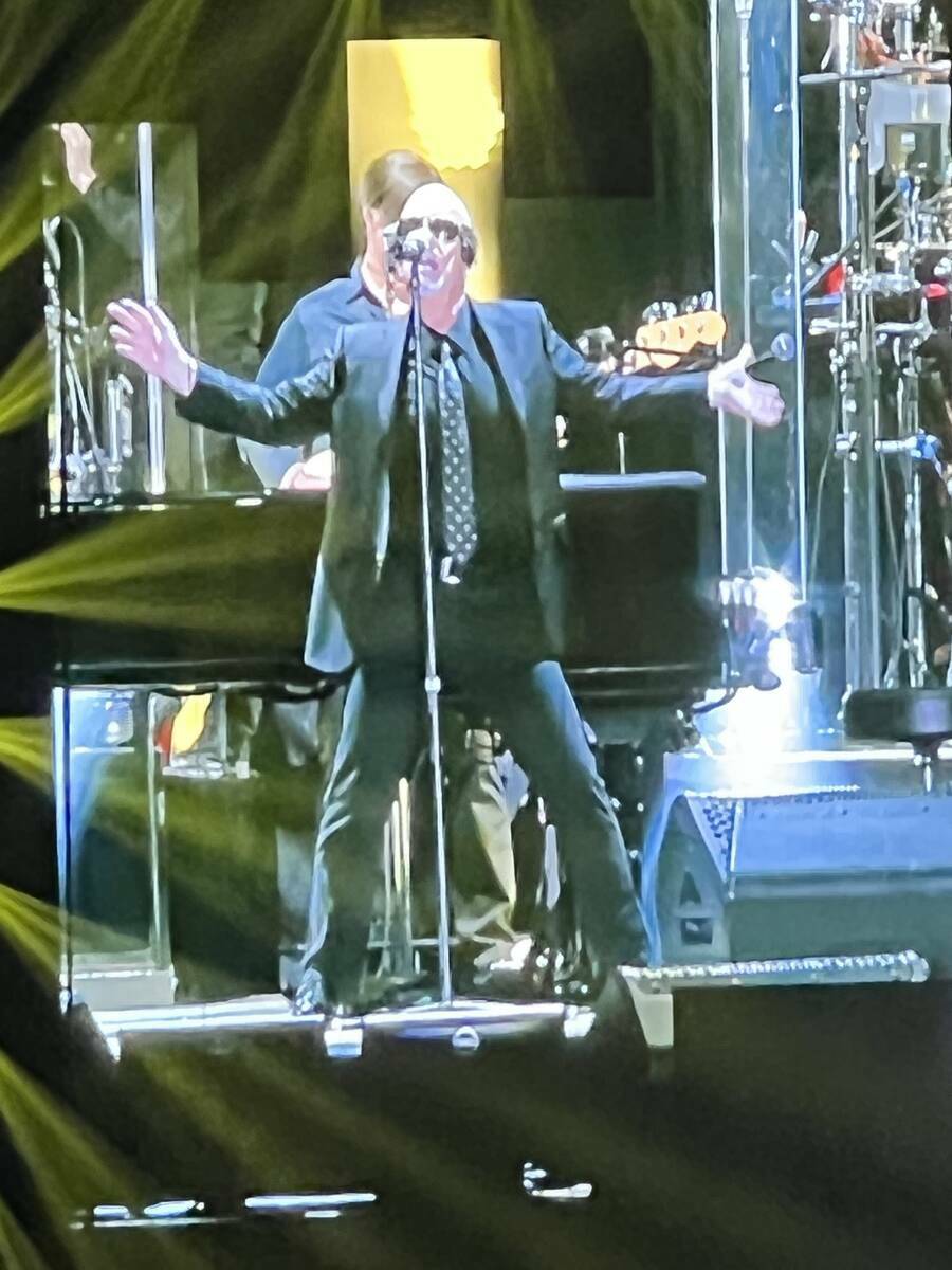 Billy Joel canta un tributo a Elvis en el Allegiant Stadium el sábado 26 de febrero de 2022. ( ...