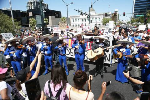 En esta foto de archivo, un grupo de mariachi toca durante una manifestación relacionada a tem ...