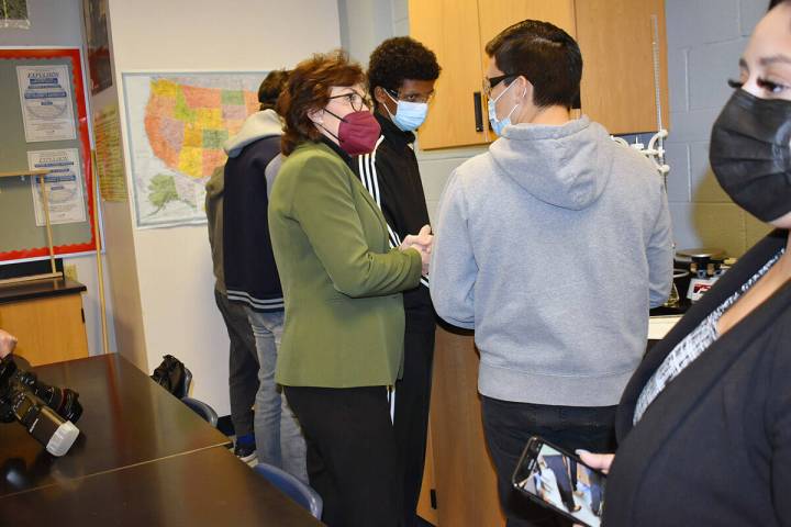 En una clase de biología, la senadora Jacky Rosen tuvo la oportunidad de platicar con alumnos. ...