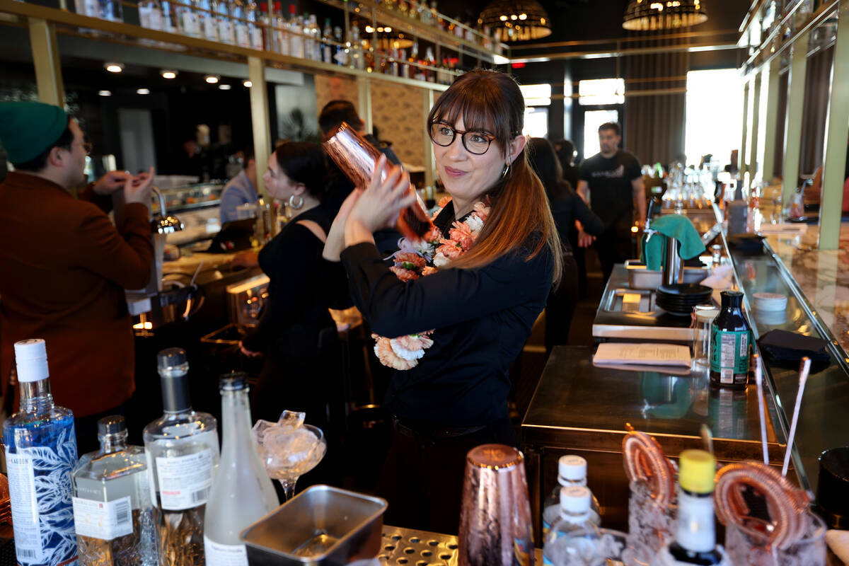 La bartender Erin Webster sirve un Glitter Gulch en The Pepper Club at The English Hotel, que l ...
