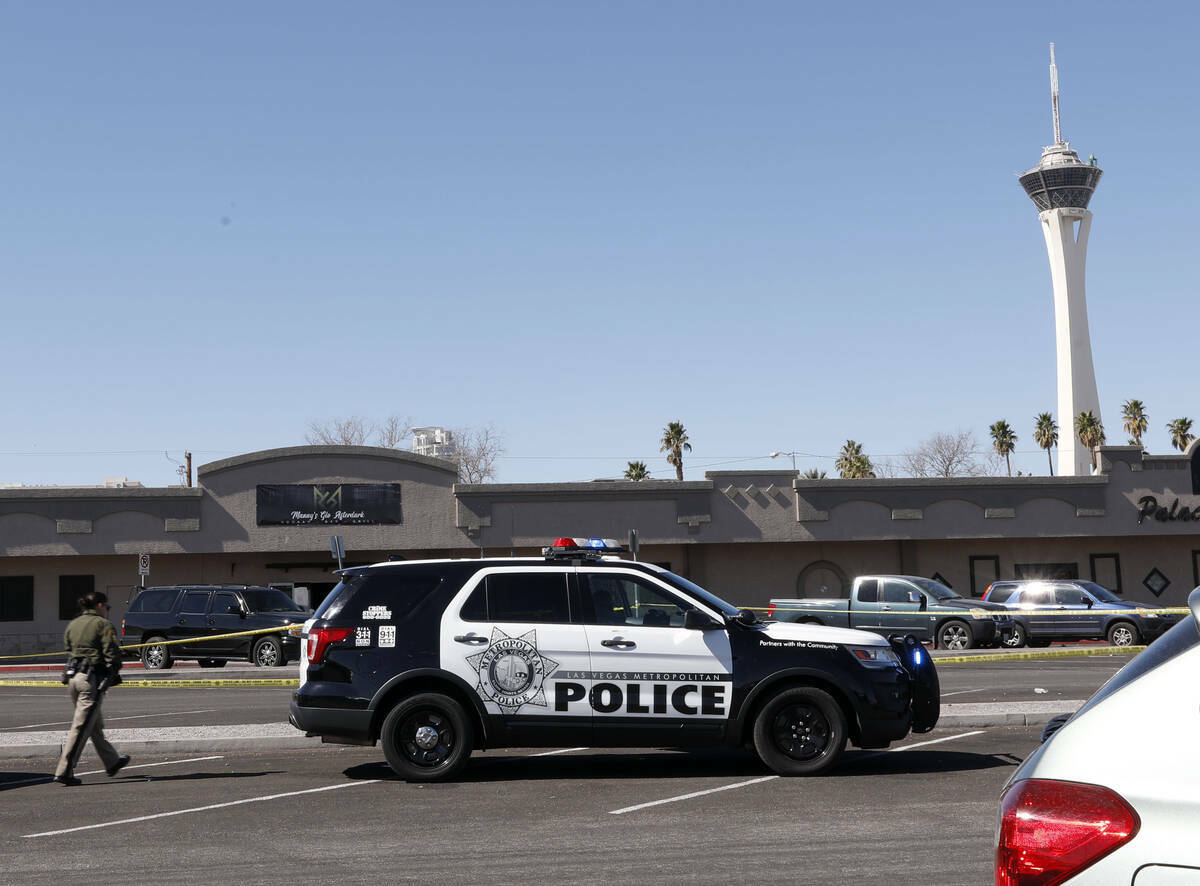 La policía de Las Vegas investiga en el Manny's Glow Ultra Lounge & Restaurant, 953 E. Sahara ...