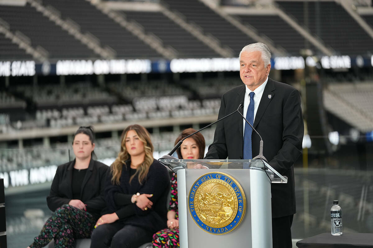 El gobernador Steve Sisolak da un discurso sobre el progreso del Estado en el Allegiant Stadium ...