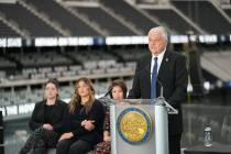 El gobernador Steve Sisolak da un discurso sobre el progreso del Estado en el Allegiant Stadium ...