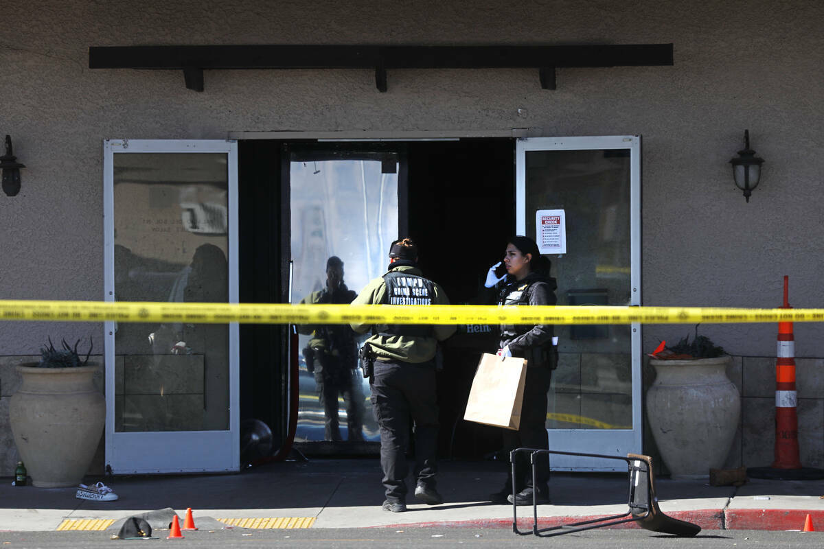 La policía de Las Vegas investiga en Manny's Glow Ultra Lounge & Restaurant, 953 E. Sahara Ave ...
