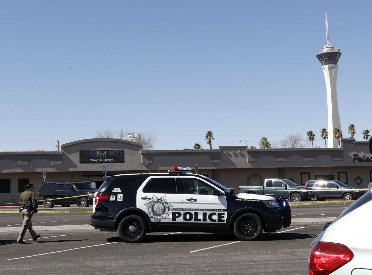 La policía de Las Vegas investiga en Manny's Glow Ultra Lounge & Restaurant, 953 E. Sahara Ave ...
