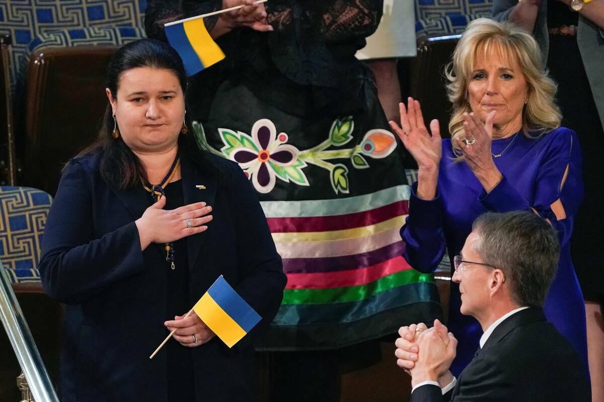 La embajadora de Ucrania en Estados Unidos, Oksana Markarova, saluda al presidente Joe Biden mi ...