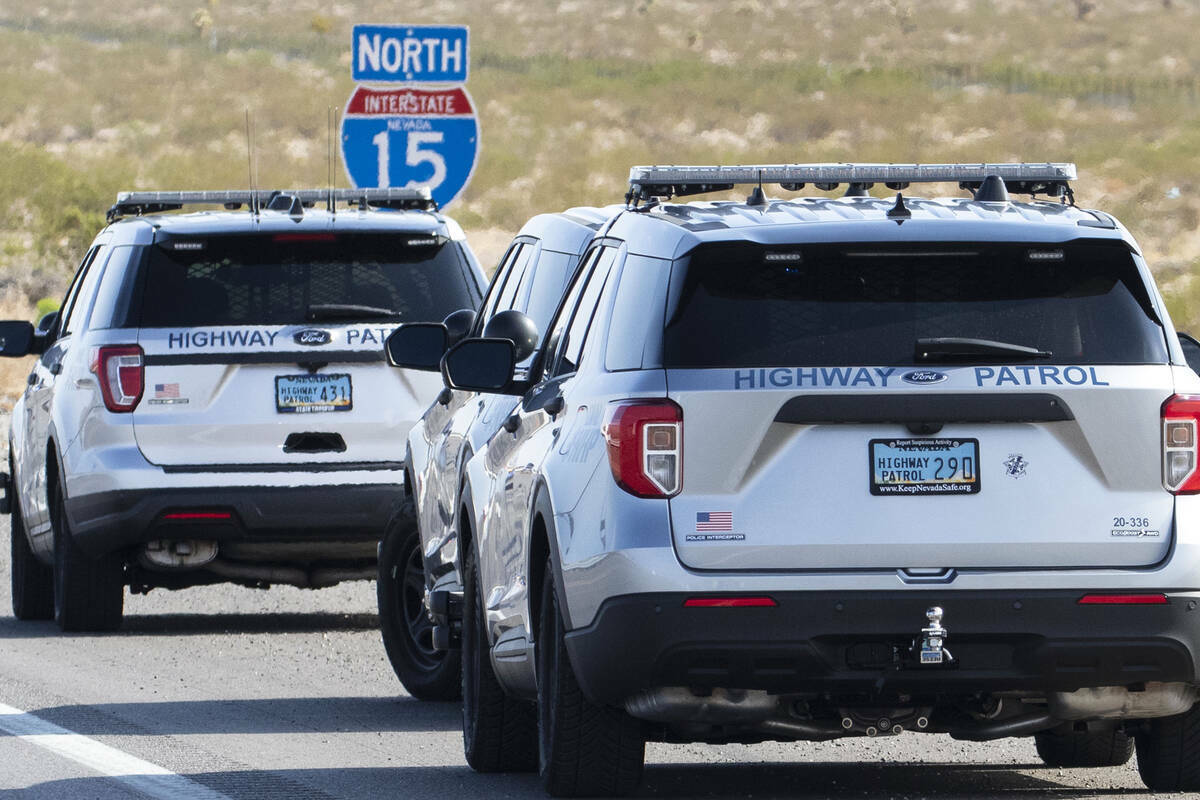 Esta foto de archivo del 30 de agosto de 2021 muestra a la Nevada Highway Patrol investigando u ...