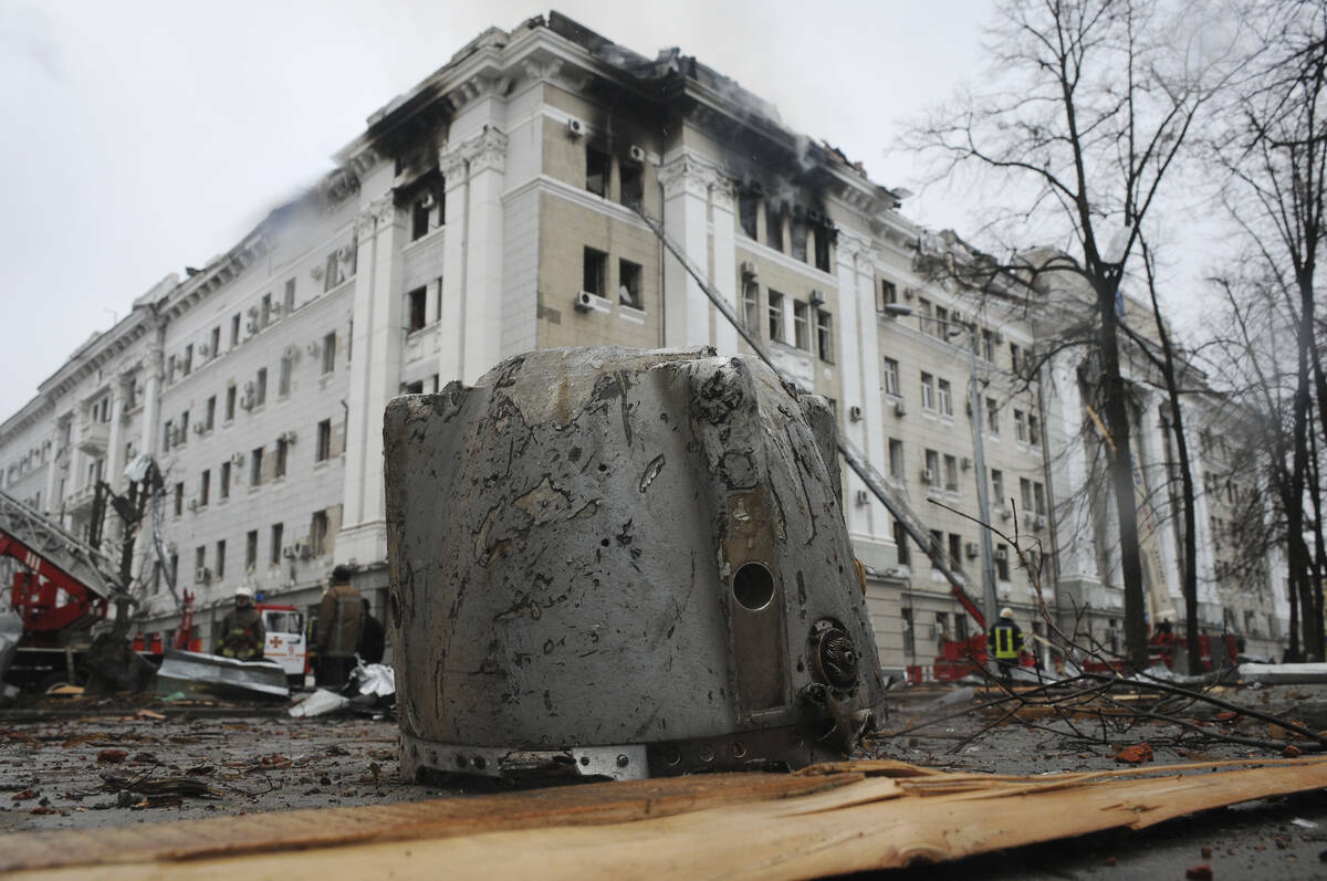 Un fragmento de cohete yace en el suelo junto a un edificio del Servicio de Seguridad de Ucrani ...
