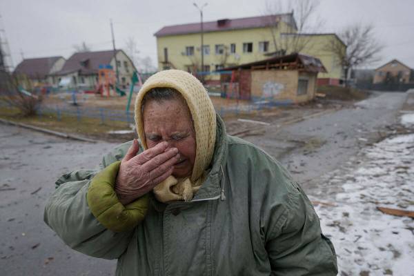 Una mujer llora ante las casas dañadas por un ataque aéreo ruso, según los lugareños, en Go ...
