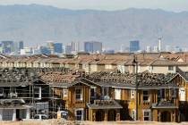 Se ve el Strip de Las Vegas mientras se construye una nueva urbanización en la esquina de Gall ...