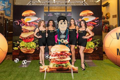 Hard Rock Café Las Vegas celebró el lanzamiento de su nuevo elemento del menú, la “Messi B ...