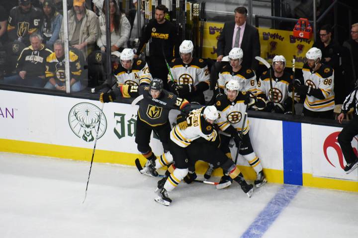 Jugadores de Vegas Golden Knights y Boston Bruins disputan el disco durante un juego de hockey ...
