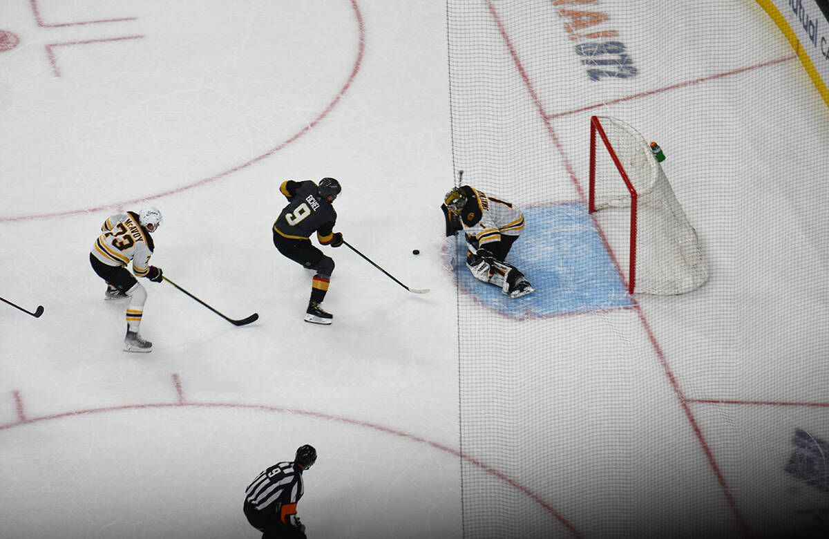 El delantero de Vegas Golden Knights, Jack Eichel (9), dispara ante el portero de Boston Bruins ...