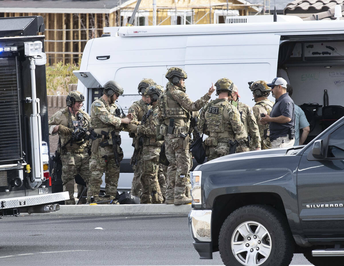 Un equipo SWAT llega al lugar donde la policía de Las Vegas está ayudando al FBI en una situa ...