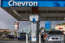 Un cliente pone gasolina en Chevron a lo largo de West Charleston Boulevard, el viernes 4 de ma ...