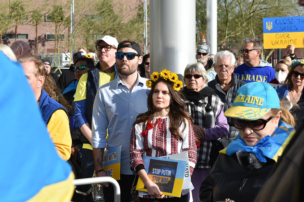 Los ucranianos del sur de Nevada expresaron distintas emociones durante una vigilia en solidari ...