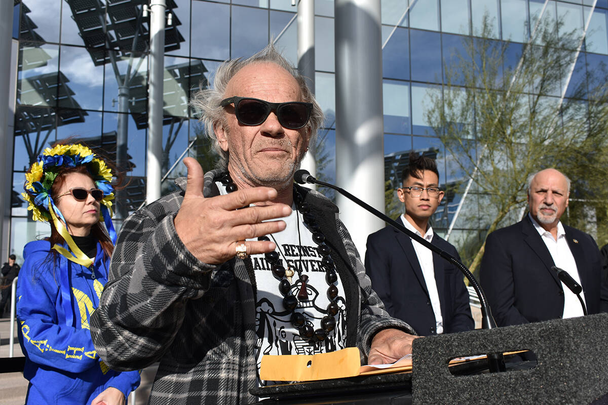 Johnny Jackson habla durante un evento de solidaridad con Ucrania ante la guerra contra Rusia. ...