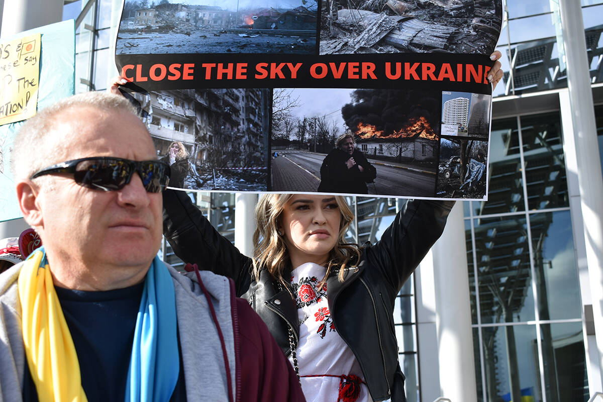 Anna Tymoshevska, ucraniana radicada en Las Vegas, levanta un cartel con la petición de que se ...