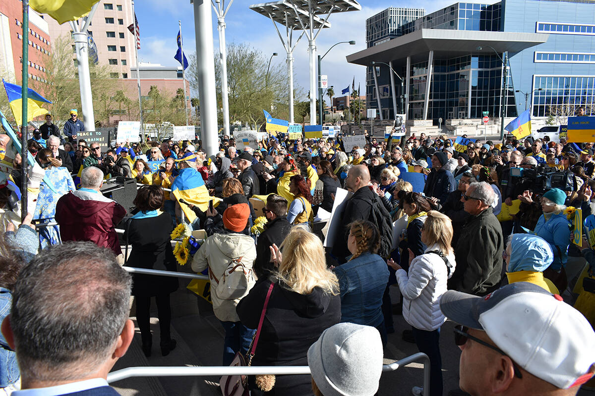 Cientos de ucranianos radicados en el sur de Nevada, y personas de otras nacionalidades, se uni ...