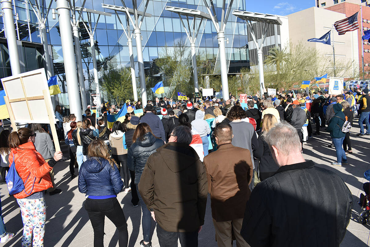 Cientos de ucranianos radicados en el sur de Nevada, y personas de otras nacionalidades, se uni ...