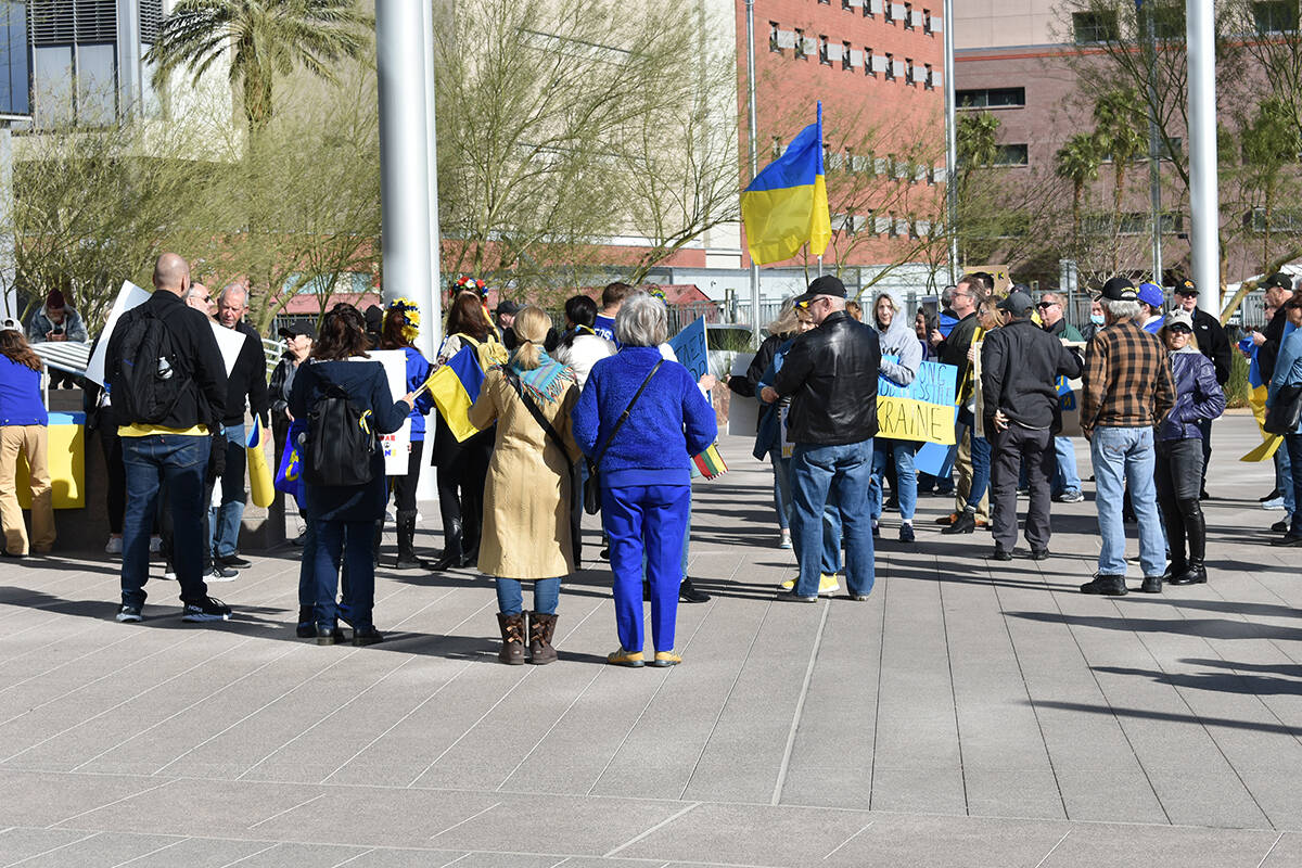 Cientos de ucranianos radicados en el sur de Nevada, y personas de otras nacionalidades, se uni ...