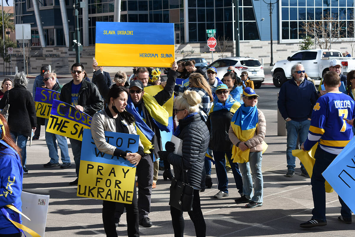 Cientos de ucranianos portaron pancartas con distintos mensajes para pedir un alto a la guerra ...