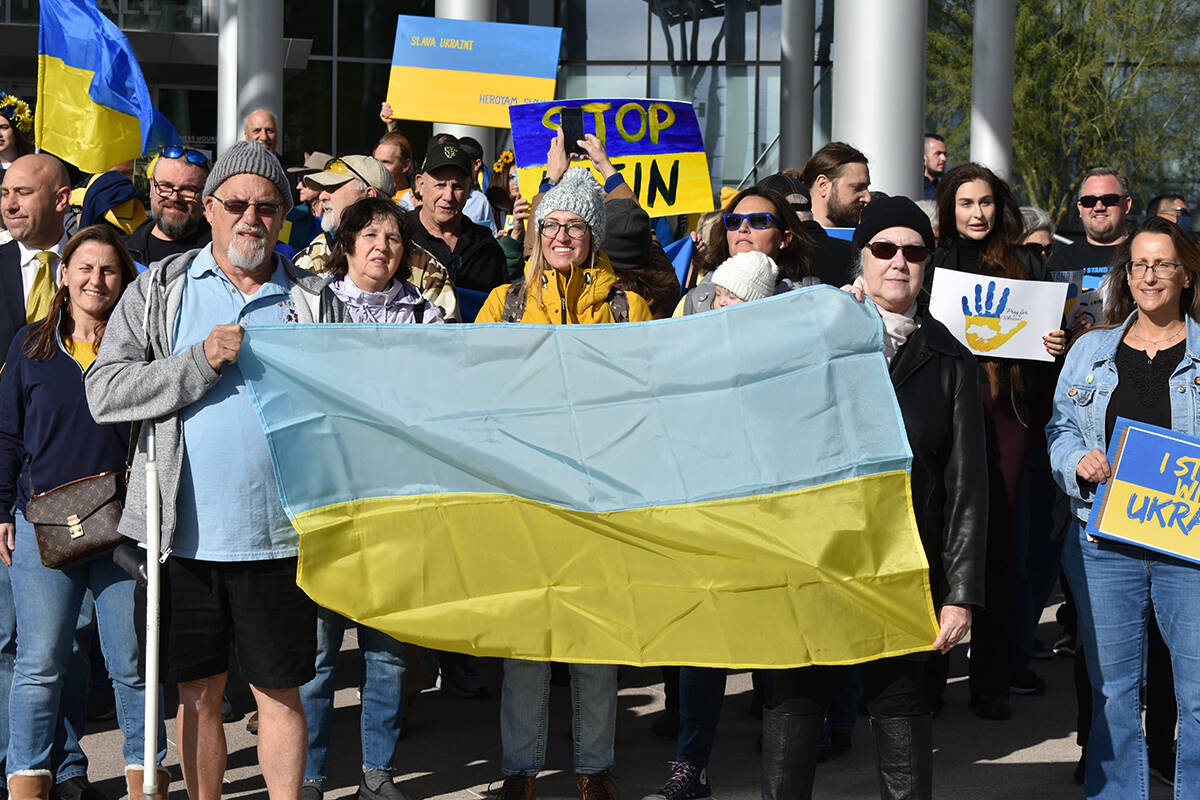 Cientos de ucranianos portaron pancartas con distintos mensajes para pedir un alto a la guerra ...