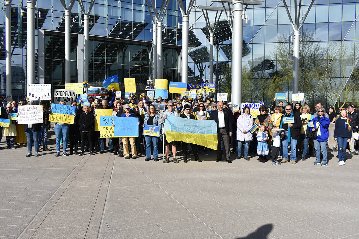 Cientos de ucranianos radicados en el sur de Nevada, y personas de otras nacionalidades, se uni ...