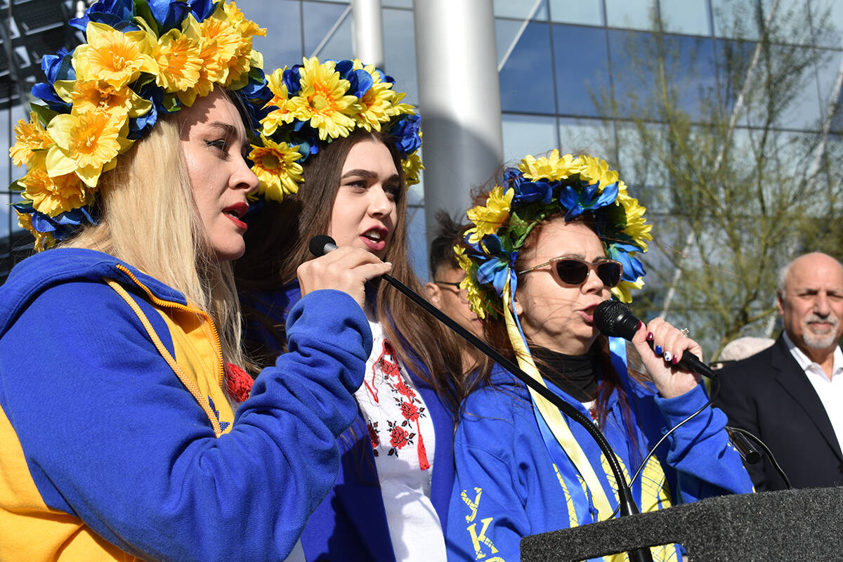 Mariana Sobol (izquierda) es acompañada por otras dos mujeres al cantar una canción ucraniana ...