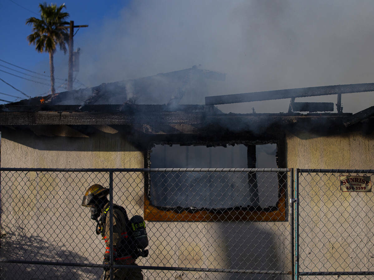 Bomberos de Las Vegas responden a la escena de un edificio vacío en llamas en Maryland Parkway ...