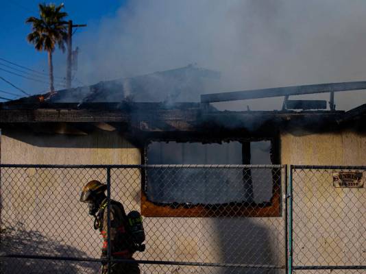 Bomberos de Las Vegas responden a la escena de un edificio vacío en llamas en Maryland Parkway ...