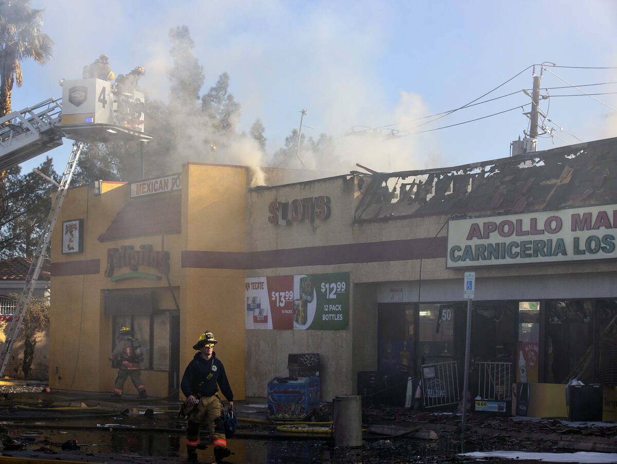 Bomberos de Las Vegas luchan contra un incendio de dos alarmas en el Apollo Market de North Jon ...