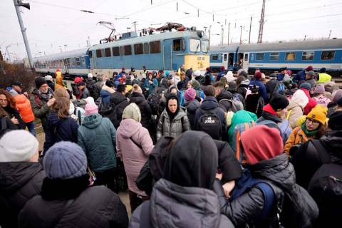 Personas, que han huido de Ucrania, esperan para subir a un tren que viaja a Budapest en la est ...