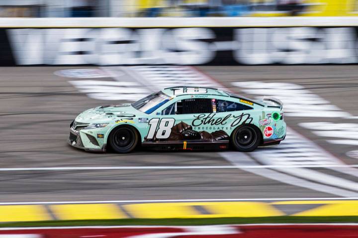 El piloto Kyle Busch (18) compite en la Pennzoil 400 de la NASCAR Cup Series el domingo 6 de ma ...