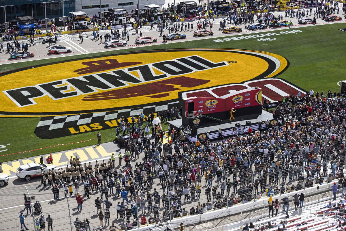 El piloto de la NASCAR Cup Series Kyle Busch (18) es anunciado antes del comienzo de la carrera ...