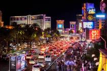 El Strip abarrotado en el exterior de Paris Las Vegas el viernes 19 de marzo de 2021, en Las Ve ...