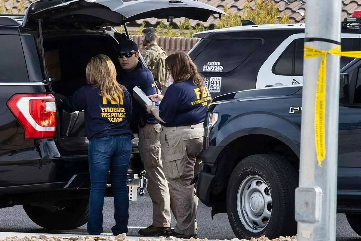 La policía de Las Vegas y el FBI investigan un tiroteo en la cuadra 5400 de Ruffian Road, cerc ...