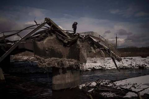 Un hombre sobre un puente destruido en Irpin, en las afueras de Kiev, Ucrania, el martes 8 de m ...