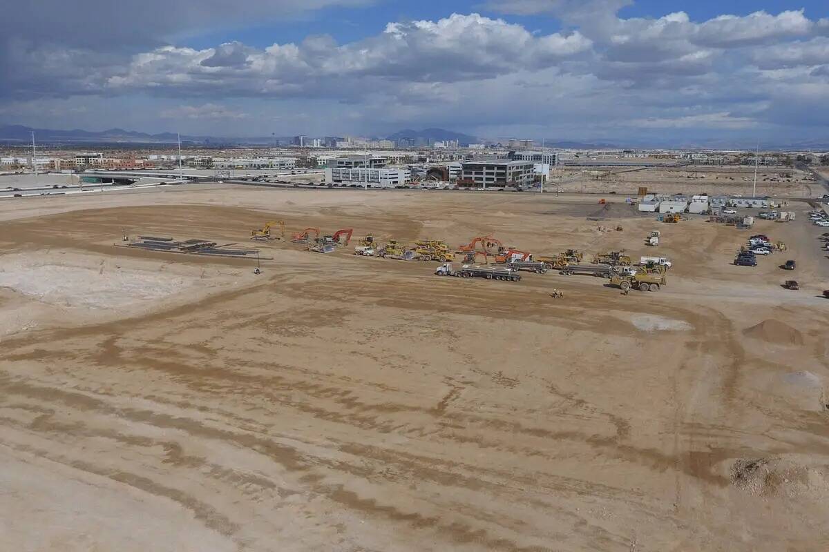 Se ve equipo de construcción pesado mientras se construye el nuevo hotel-casino Durango en Sou ...