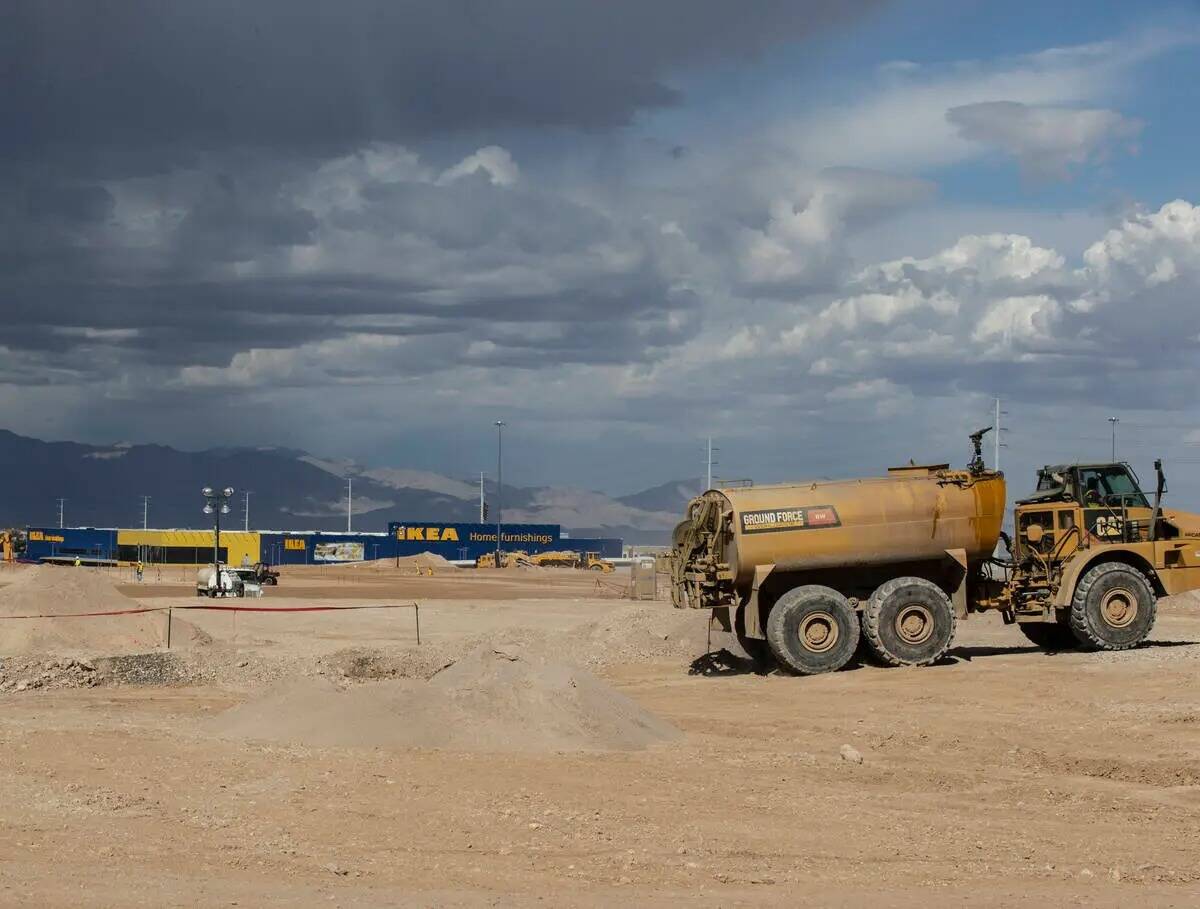 Se ve equipo de construcción pesado mientras se construye el nuevo hotel-casino Durango en Sou ...